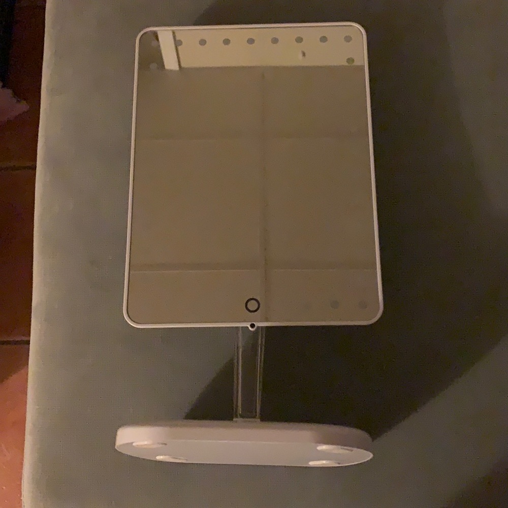 Vanity mirror